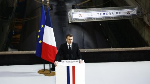 El presidente franc&eacute;s, Emmanuel Macron, pronuncia su discurso junto al submarino 'El Invencible'