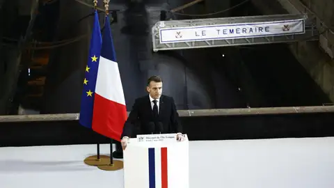El presidente francés, Emmanuel Macron, pronuncia su discurso junto al submarino 'El Invencible' El presidente francés, Emmanuel Macron, pronuncia su discurso junto al submarino 'El Invencible'