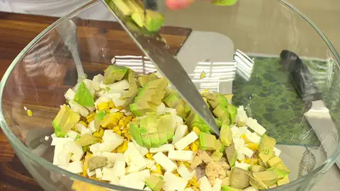 Corta el queso feta en daditos y añádelos Corta el queso feta en daditos y añádelos