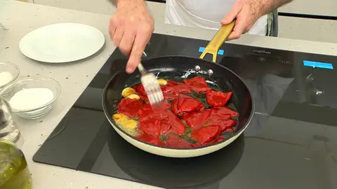 Añade los pimientos con todo el líquido de la lata Añade los pimientos con todo el líquido de la lata