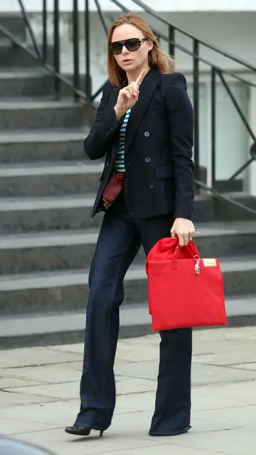 Stella McCartney con pantalones flare Stella McCartney con pantalones flare