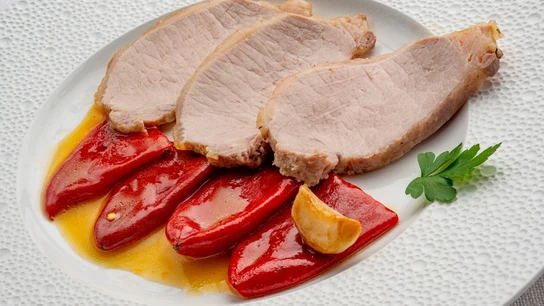 Lomo de cerdo a la sal con piquillos al pilpil Lomo de cerdo a la sal con piquillos al pilpil