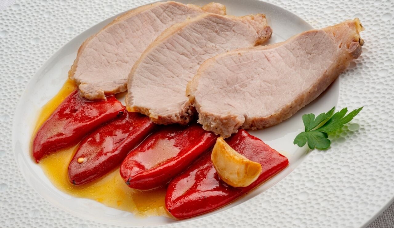 Lomo de cerdo a la sal con piquillos al pilpil