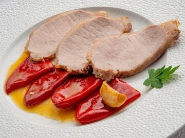 Lomo de cerdo a la sal con piquillos al pilpil
