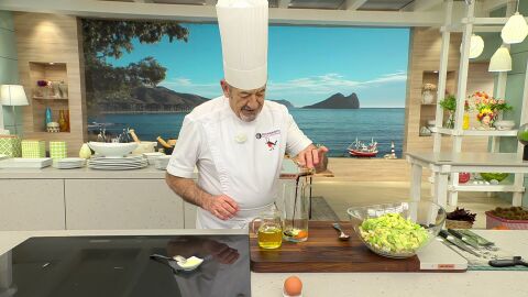 Introduce el wasabi, la salsa de soja y 150 ml de aceite de oliva suave