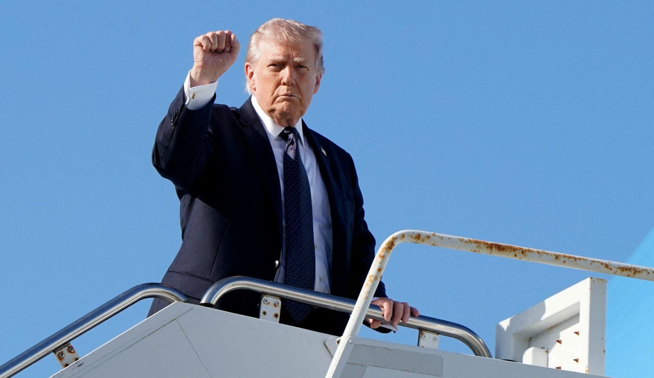 El presidente de Estados Unidos, Donald Trump, hace un gesto mientras sube al Air Force One en Florida, EE.UU., el 1 de marzo de 2026.