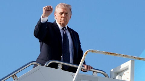 El presidente de Estados Unidos, Donald Trump, hace un gesto mientras sube al Air Force One en Florida, EE.UU., el 1 de marzo de 2026.