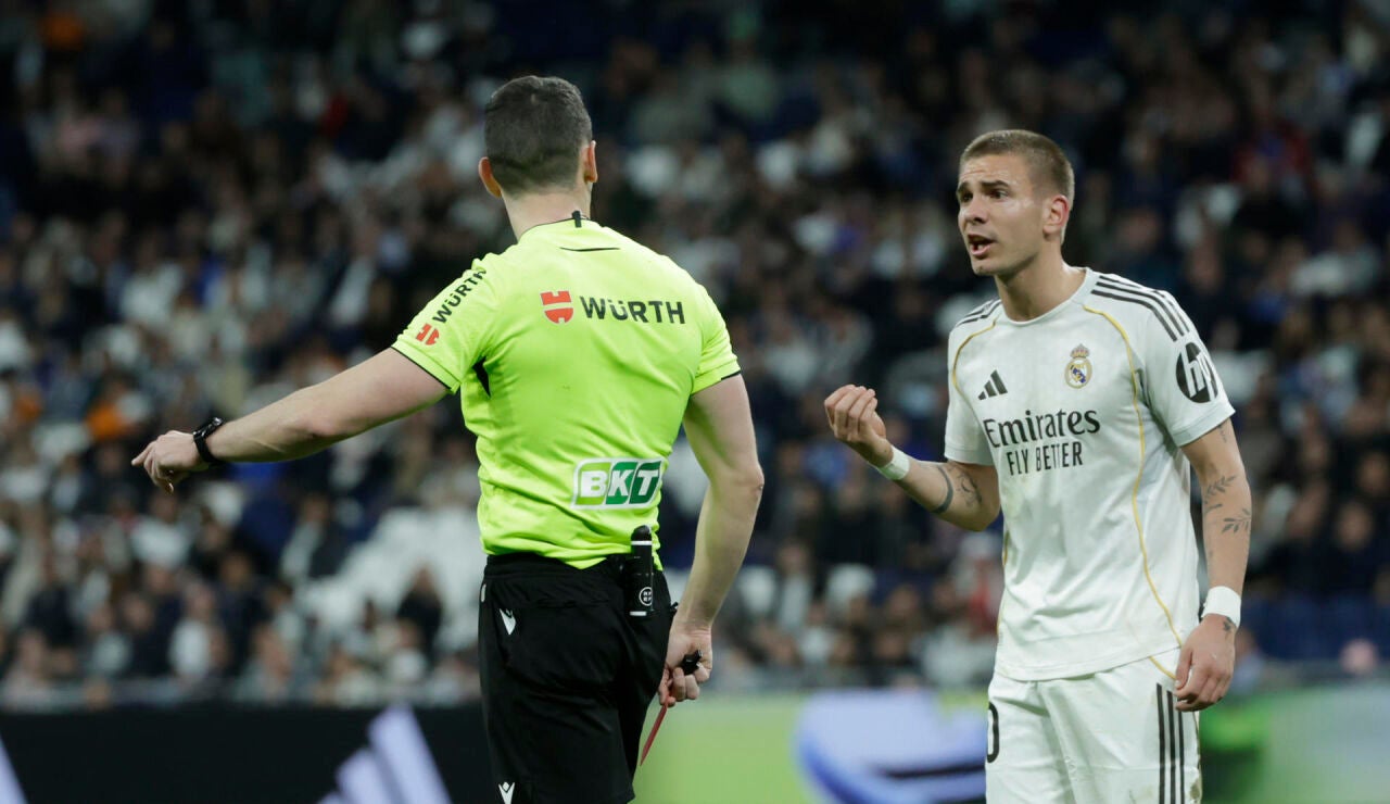  Franco Mastantuono, protesta su expulsi&oacute;n al colegiado Mu&ntilde;iz Ruiz