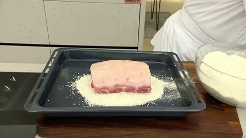 Haz una cama de un centímetro de grosor aproximadamente sobre la fuente de horno Haz una cama de un centímetro de grosor aproximadamente sobre la fuente de horno