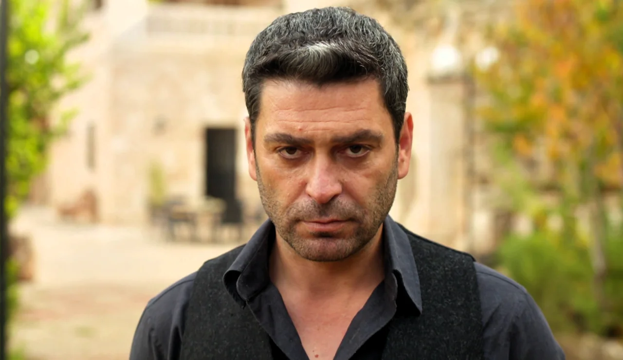 ¡Cihan se rebela!: Desafía a Sadakat y deja que el niño se vaya con Alya esta noche en En tierra lejana