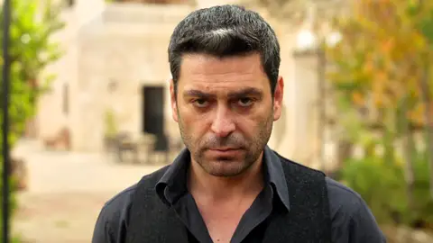 ¡Cihan se rebela!: Desafía a Sadakat y deja que el niño se vaya con Alya esta noche en En tierra lejana ¡Cihan se rebela!: Desafía a Sadakat y deja que el niño se vaya con Alya esta noche en En tierra lejana