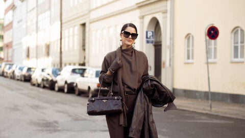 Modelo luce un total look marr&oacute;n chocolate