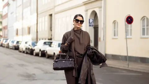 Modelo luce un total look marrón chocolate Modelo luce un total look marrón chocolate