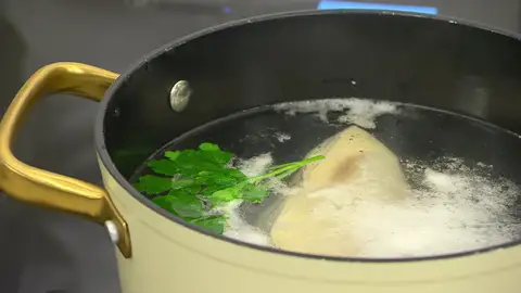 Cuando empiece a hervir el agua, introduce las pechugas Cuando empiece a hervir el agua, introduce las pechugas