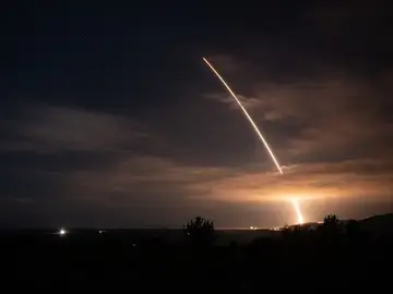 Lanzamiento de un misil balístico intercontinental desarmado desde una base militar ubicada en California, Estados Unidos. Lanzamiento de un misil balístico intercontinental desarmado desde una base militar ubicada en California, Estados Unidos.