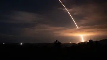 Lanzamiento de un misil balístico intercontinental desarmado desde una base militar ubicada en California, Estados Unidos. Lanzamiento de un misil balístico intercontinental desarmado desde una base militar ubicada en California, Estados Unidos.