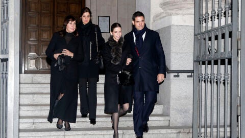 Carmen Martínez-Bordiú con dos de sus hijos y su nuera