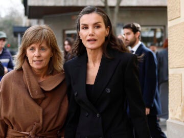 La reina Leticia visita la capilla ardiente de Fernando &Oacute;nega