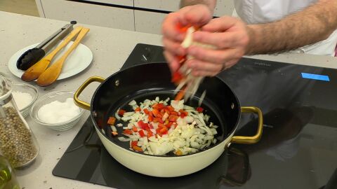 Introduce las hortalizas en una tartera