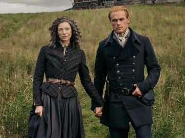 Caitriona Balfe y Sam heughan en la temporada 8 de Outlander como Claire y Jamie Fraser