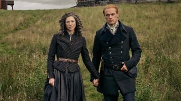 Caitriona Balfe y Sam heughan en la temporada 8 de Outlander como Claire y Jamie Fraser