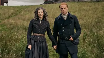 Caitriona Balfe y Sam heughan en la temporada 8 de Outlander como Claire y Jamie Fraser Caitriona Balfe y Sam heughan en la temporada 8 de Outlander como Claire y Jamie Fraser