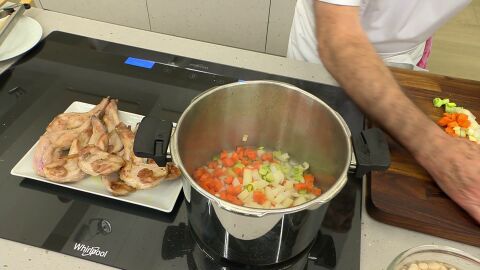 Introduce las hortalizas en la olla