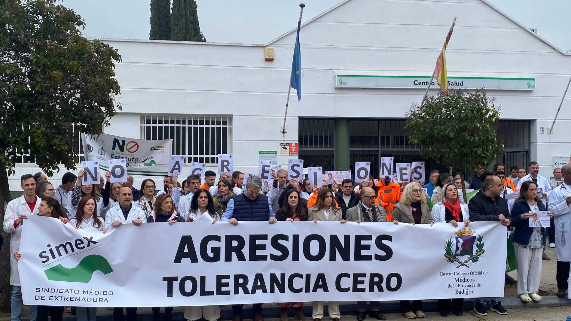 Imagen de archivo de una concentración de profesionales sanitarios Imagen de archivo de una concentración de profesionales sanitarios