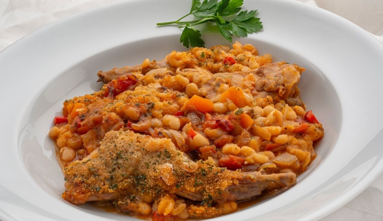 Gratinado de alubias con conejo, de Karlos Argui&ntilde;ano