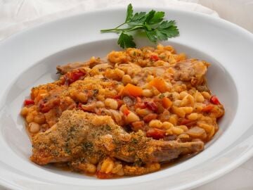 Gratinado de alubias con conejo, de Karlos Argui&ntilde;ano