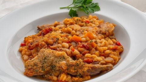 Gratinado de alubias con conejo, de Karlos Argui&ntilde;ano