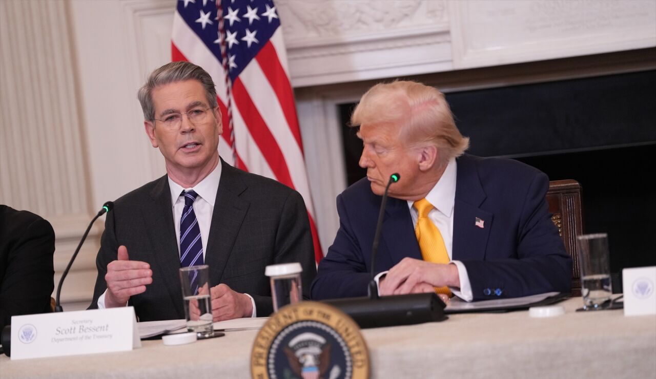 Scott Bessent, secretario del Tesoro de EEUU, junto a Donald Trump