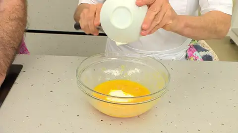 Mezcla bien con una varilla manual Mezcla bien con una varilla manual