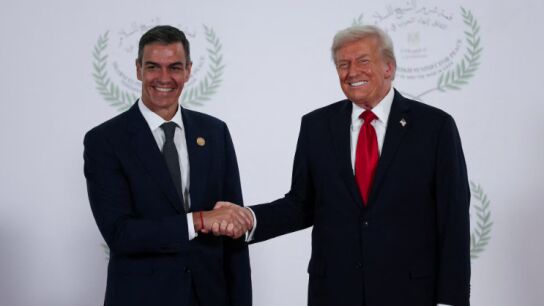 El presidente de Estados Unidos, Donald Trump, y el presidente del Gobierno, Pedro S&aacute;nchez, se dan la mano