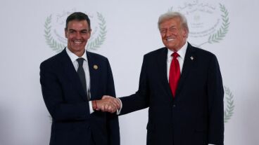 El presidente de Estados Unidos, Donald Trump, y el presidente del Gobierno, Pedro S&aacute;nchez, se dan la mano