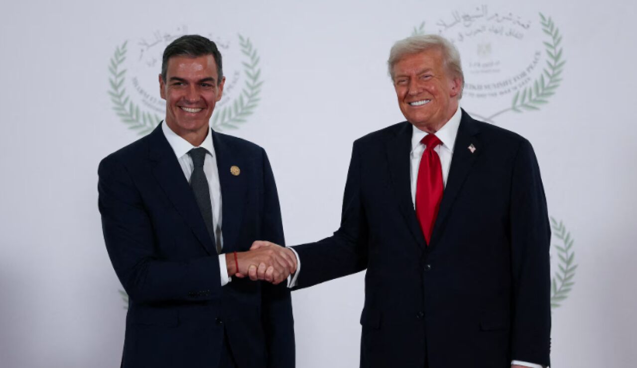 El presidente de Estados Unidos, Donald Trump, y el presidente del Gobierno, Pedro S&aacute;nchez, se dan la mano