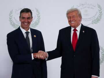 El presidente de Estados Unidos, Donald Trump, y el presidente del Gobierno, Pedro S&aacute;nchez, se dan la mano