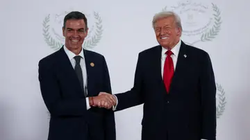 El presidente de Estados Unidos, Donald Trump, y el presidente del Gobierno, Pedro Sánchez, se dan la mano El presidente de Estados Unidos, Donald Trump, y el presidente del Gobierno, Pedro Sánchez, se dan la mano
