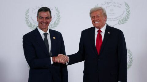 El presidente de Estados Unidos, Donald Trump, y el presidente del Gobierno, Pedro S&aacute;nchez, se dan la mano en Sharm el-Sheikh, Egipto, el 13 de octubre de 2025