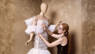 Ana Locking inaugura una exposici&oacute;n que recorre sus piezas m&aacute;s ic&oacute;nicas