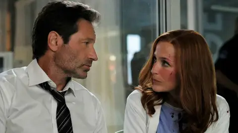 Gillian Anderson y David Duchovny en Expediente X Gillian Anderson y David Duchovny en Expediente X