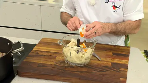 Añade un diente de ajo picado, el azafrán y el colorante Añade un diente de ajo picado, el azafrán y el colorante