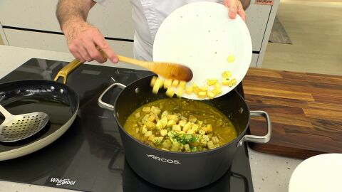 Incorpóralas al guiso y dale un meneo a la cazuela para que se integren bien todos los sabores. 