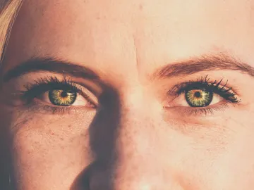 Mujer con ojos hazel Mujer con ojos hazel