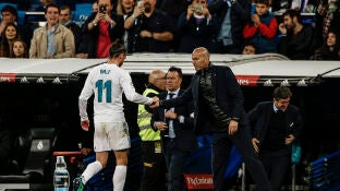 Gareth Bale y Zidane, en un partido en 2018 en el Bernab&eacute;u