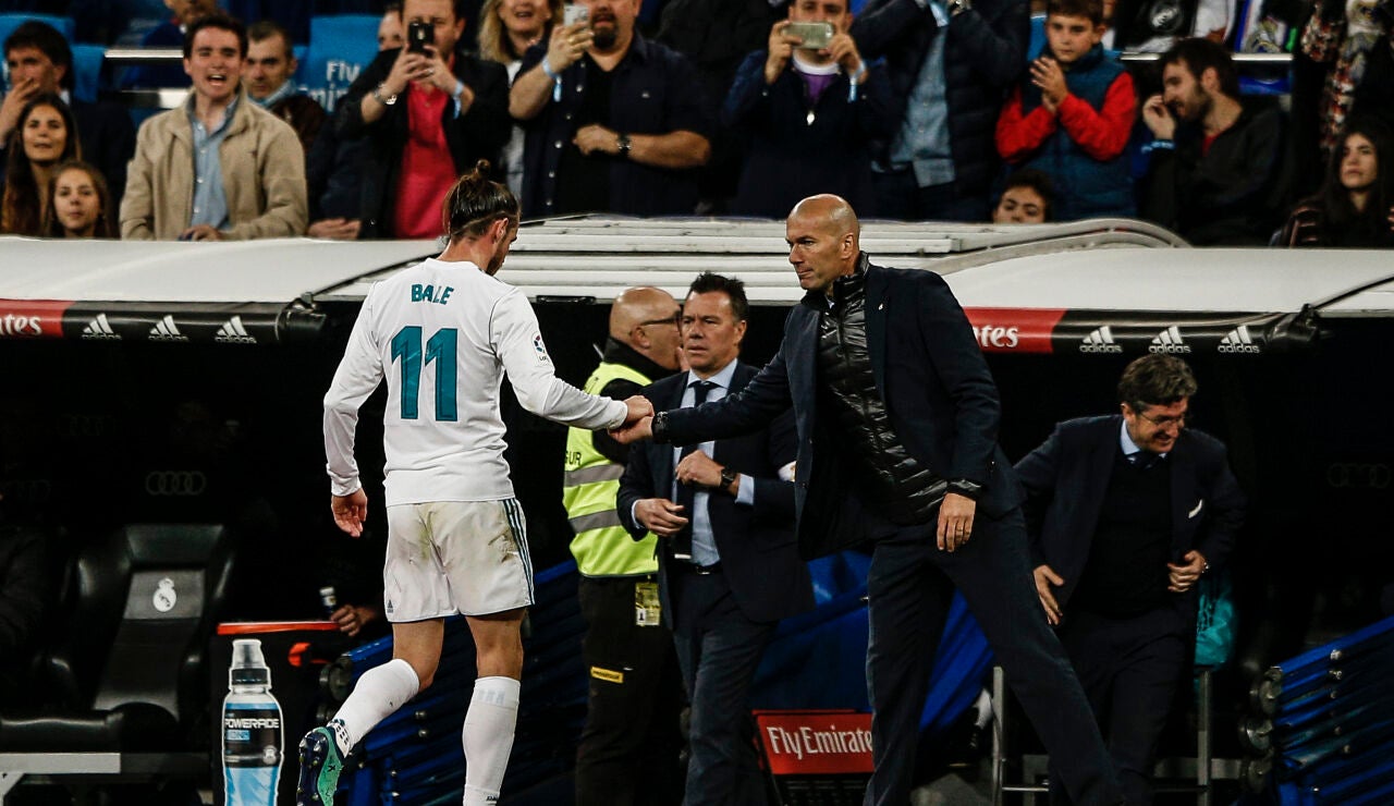 Gareth Bale y Zidane, en un partido en 2018 en el Bernab&eacute;u