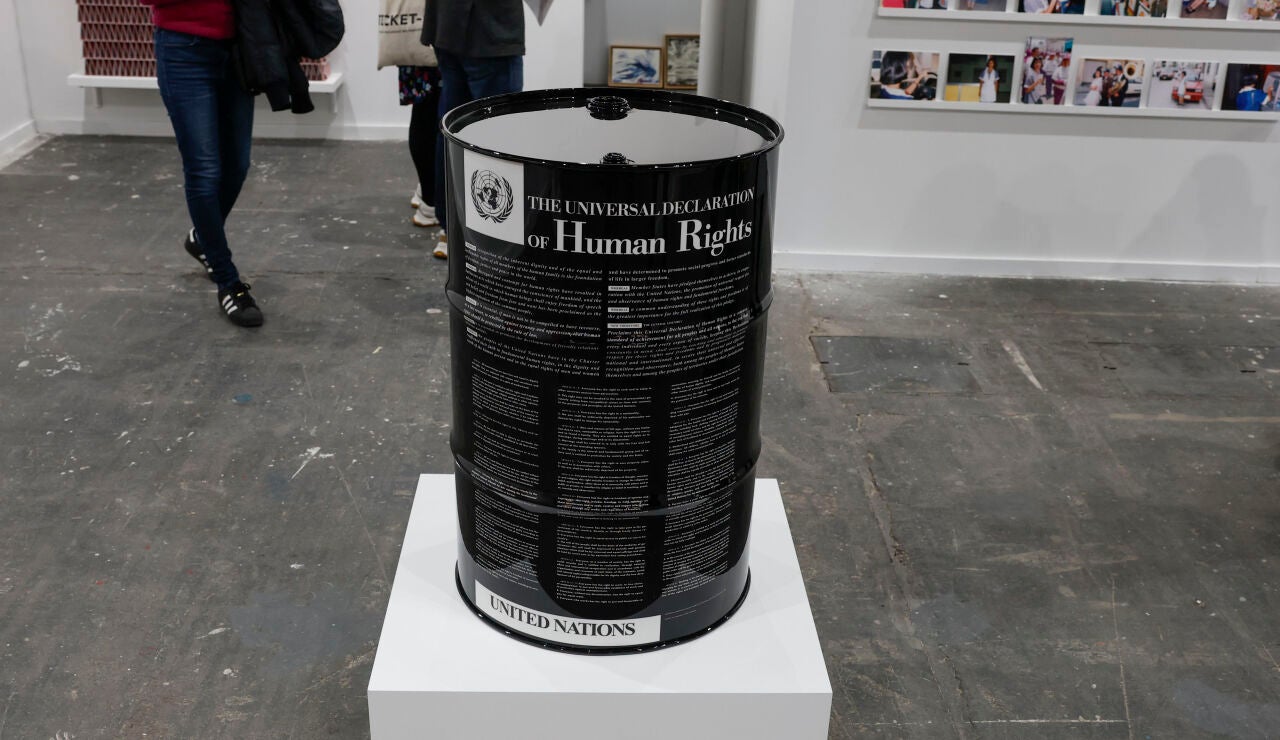 La obra "Barril de derechos humanos", de Eugenio Merino, en la Feria Internacional de Arte Contempor&aacute;neo ARCO 2026