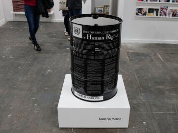 La obra "Barril de derechos humanos", de Eugenio Merino, en la Feria Internacional de Arte Contempor&aacute;neo ARCO 2026