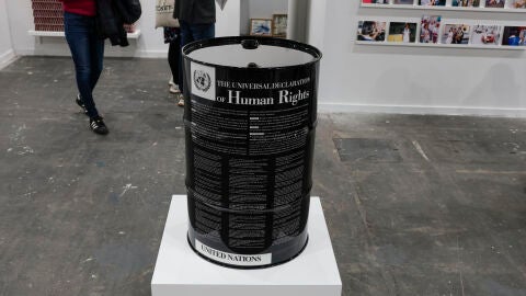 La obra "Barril de derechos humanos", de Eugenio Merino, en la Feria Internacional de Arte Contempor&aacute;neo ARCO 2026