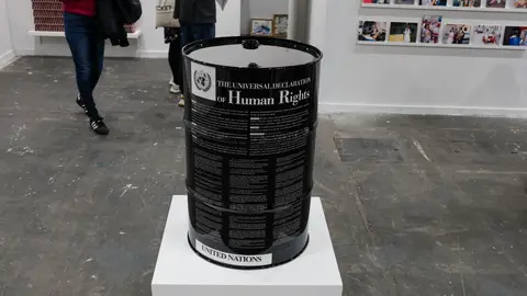 La obra "Barril de derechos humanos", de Eugenio Merino, en la Feria Internacional de Arte Contemporáneo ARCO 2026 La obra "Barril de derechos humanos", de Eugenio Merino, en la Feria Internacional de Arte Contemporáneo ARCO 2026